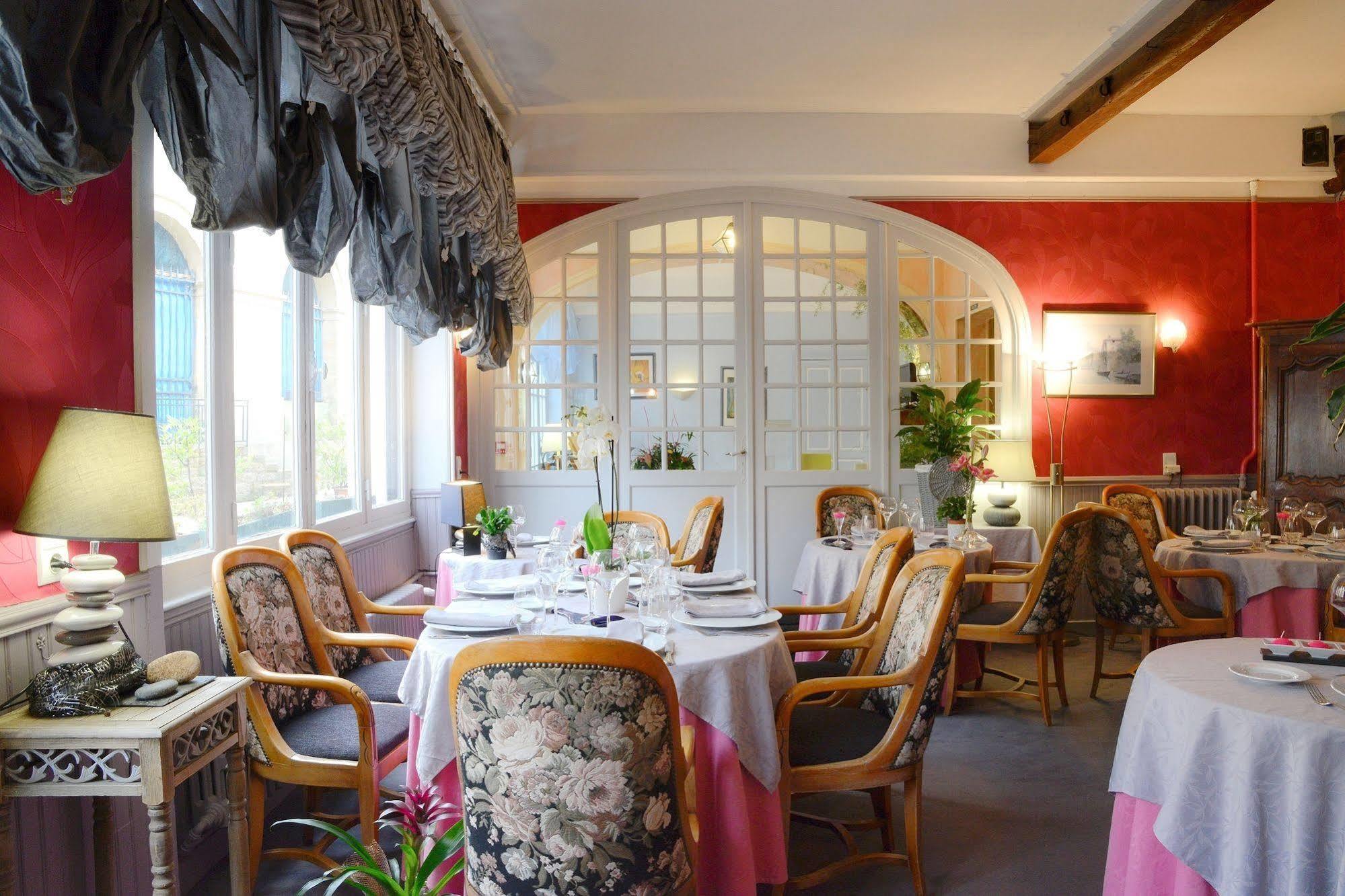 Logis Hotel Et Restaurant Du Dauphin Sées المظهر الخارجي الصورة