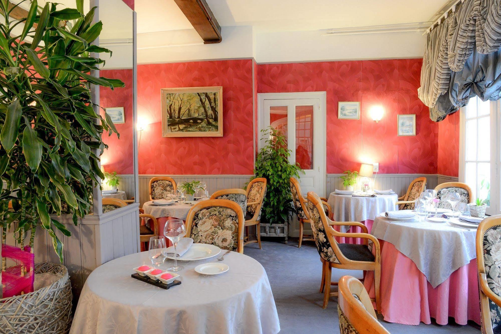 Logis Hotel Et Restaurant Du Dauphin Sées المظهر الخارجي الصورة