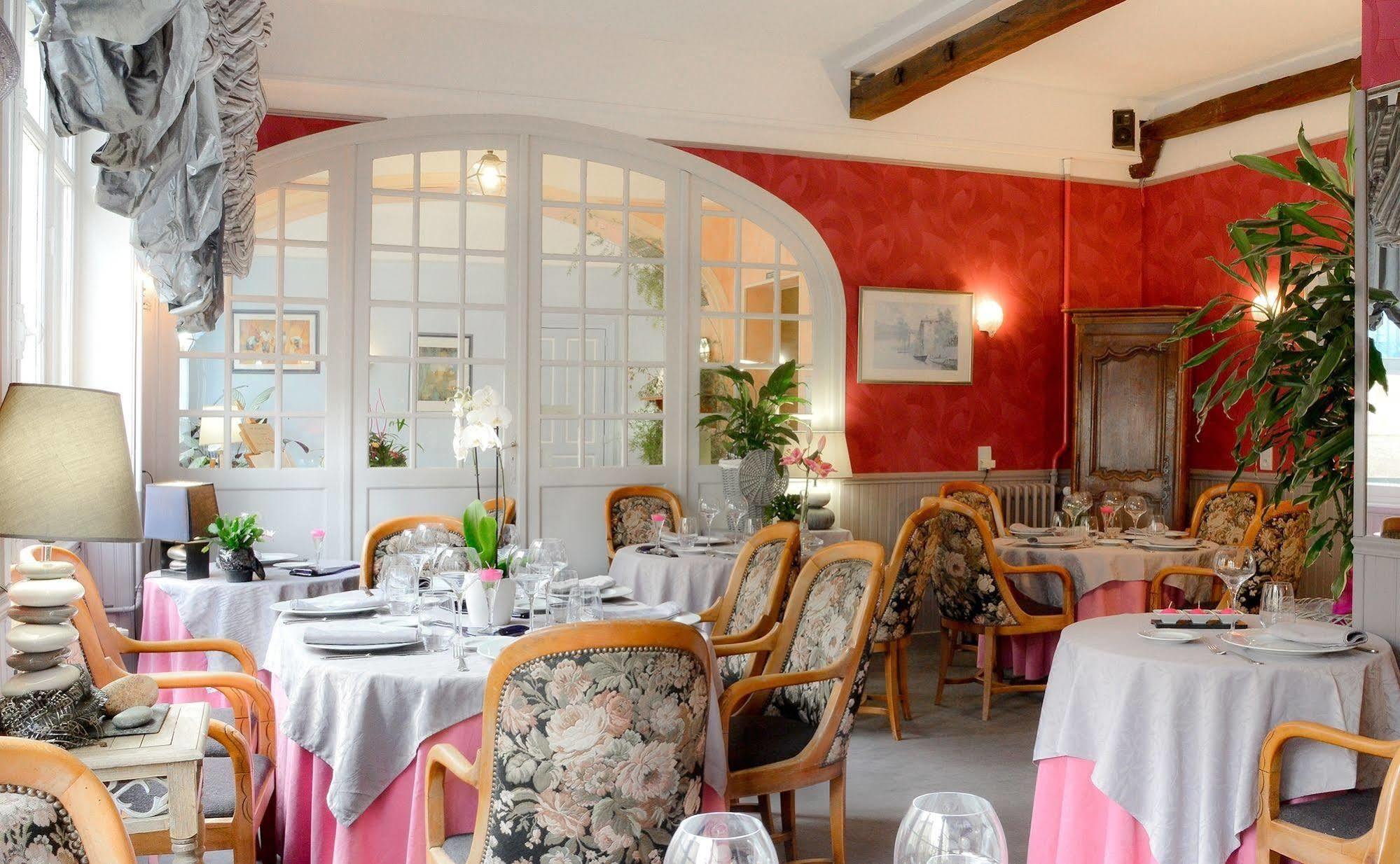 Logis Hotel Et Restaurant Du Dauphin Sées المظهر الخارجي الصورة