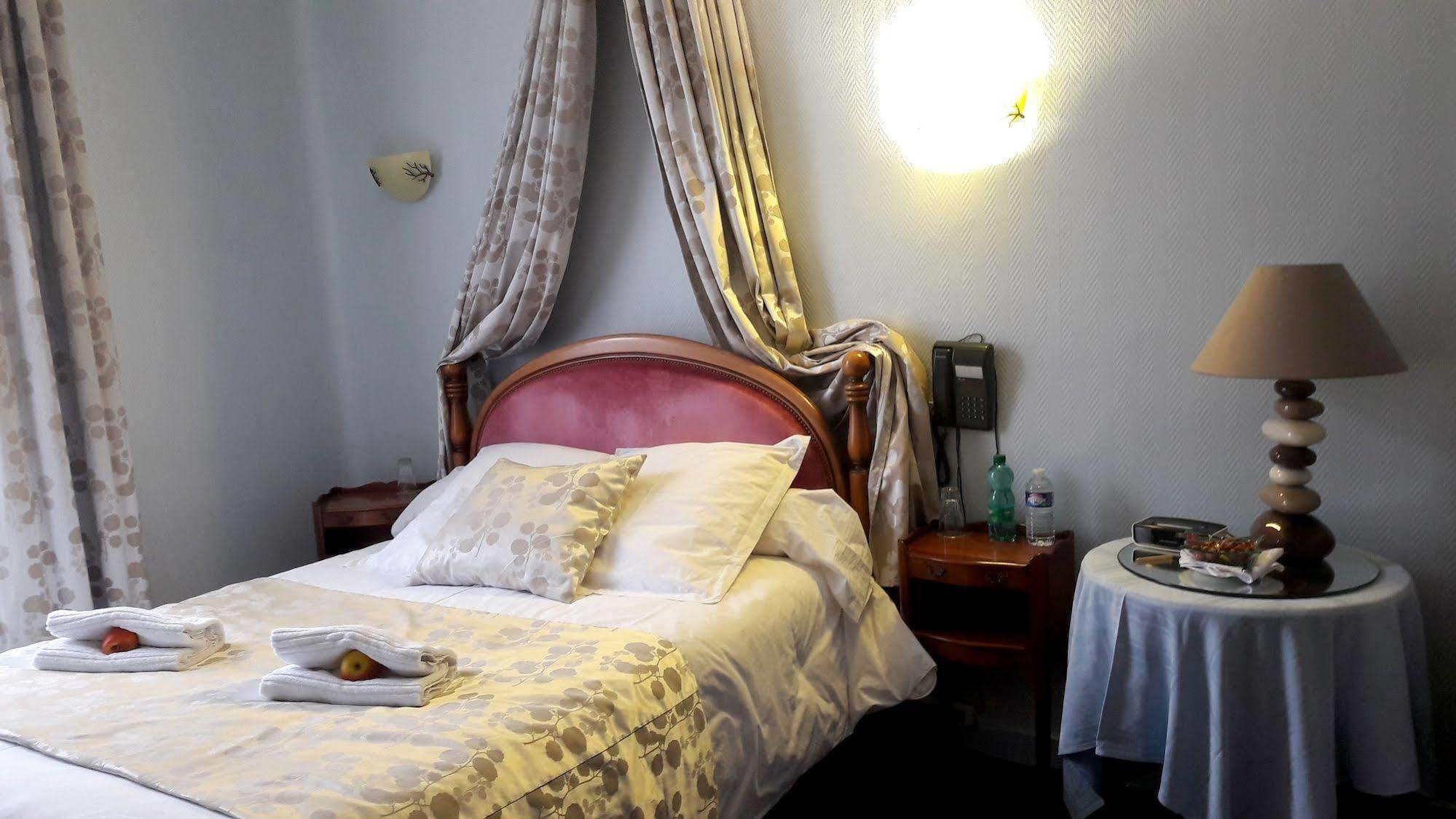 Logis Hotel Et Restaurant Du Dauphin Sées المظهر الخارجي الصورة