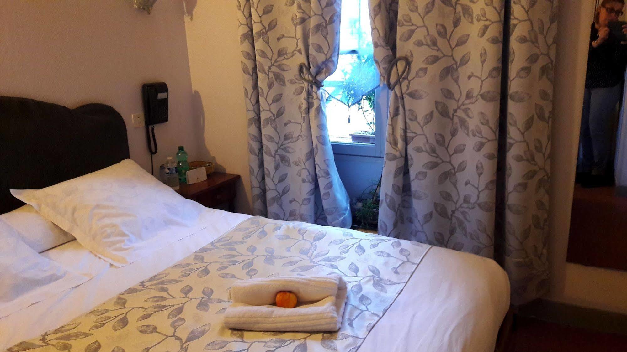 Logis Hotel Et Restaurant Du Dauphin Sées المظهر الخارجي الصورة