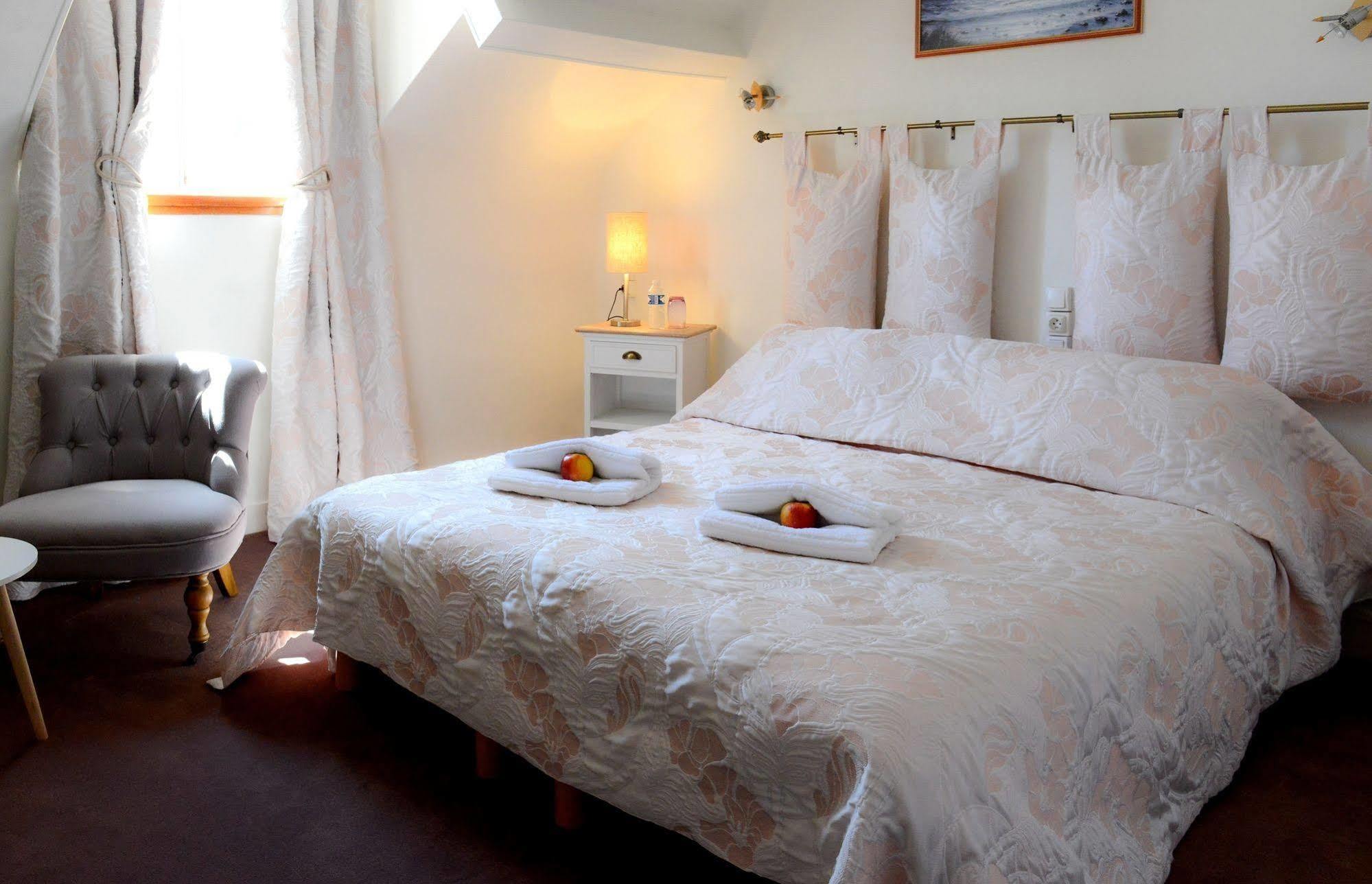 Logis Hotel Et Restaurant Du Dauphin Sées المظهر الخارجي الصورة