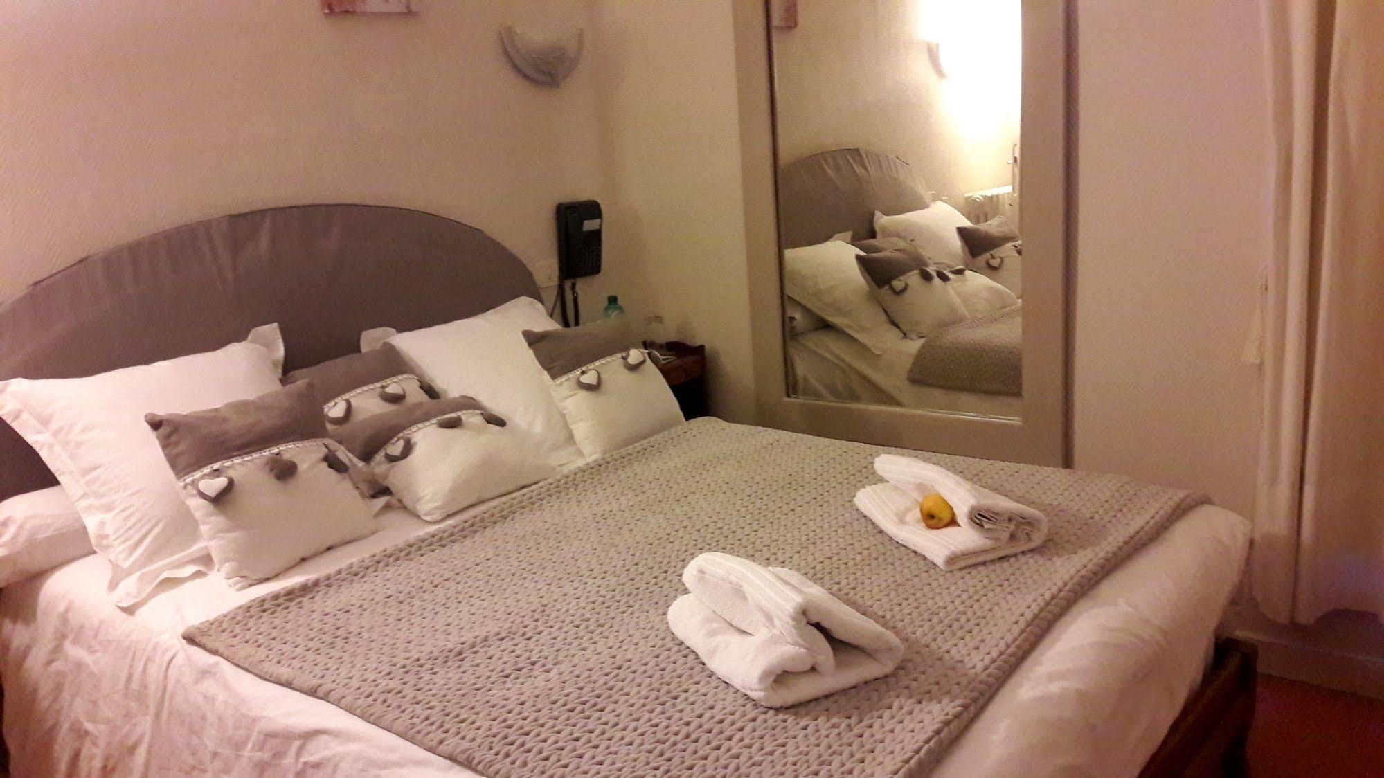 Logis Hotel Et Restaurant Du Dauphin Sées المظهر الخارجي الصورة